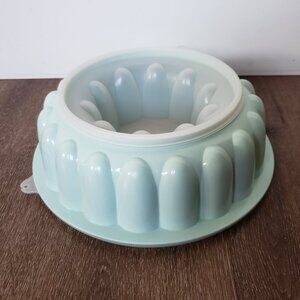 Vintage Tupperware Canada Mint Colored Jello Gelatin Ice Mold with Lid #1202-2